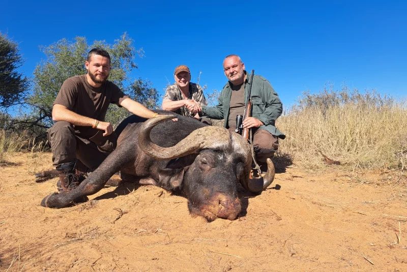 Poľovačka na byvola AB-Centrum Safari Poľovačka v Južnej Afrike / Poľovačka v Južnej Afrike Poľovačka v Južnej Afrike / Poľovačka v Južnej Afrike